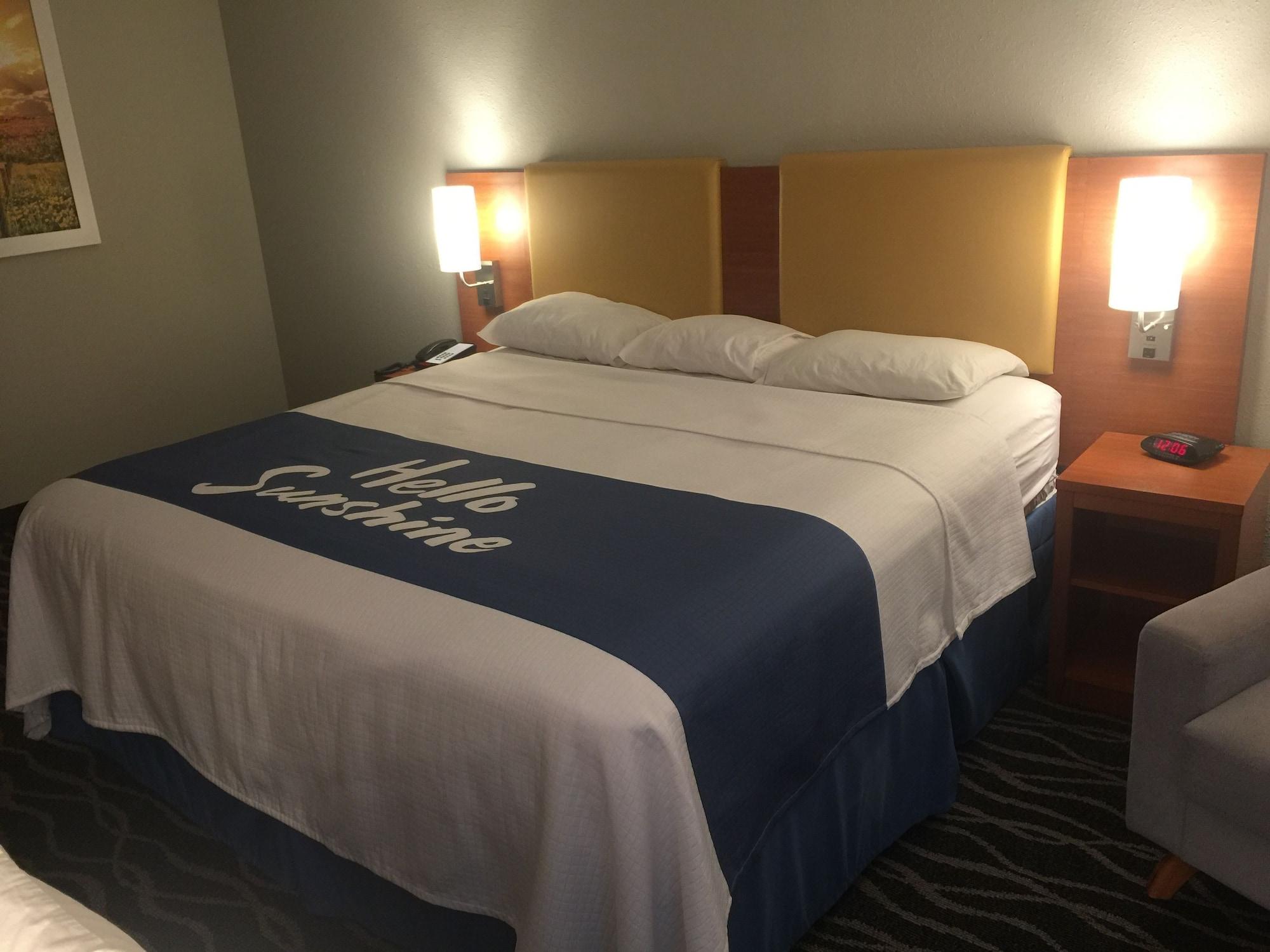 Days Inn & Suites By Wyndham Cincinnati North Springdale Exterior foto