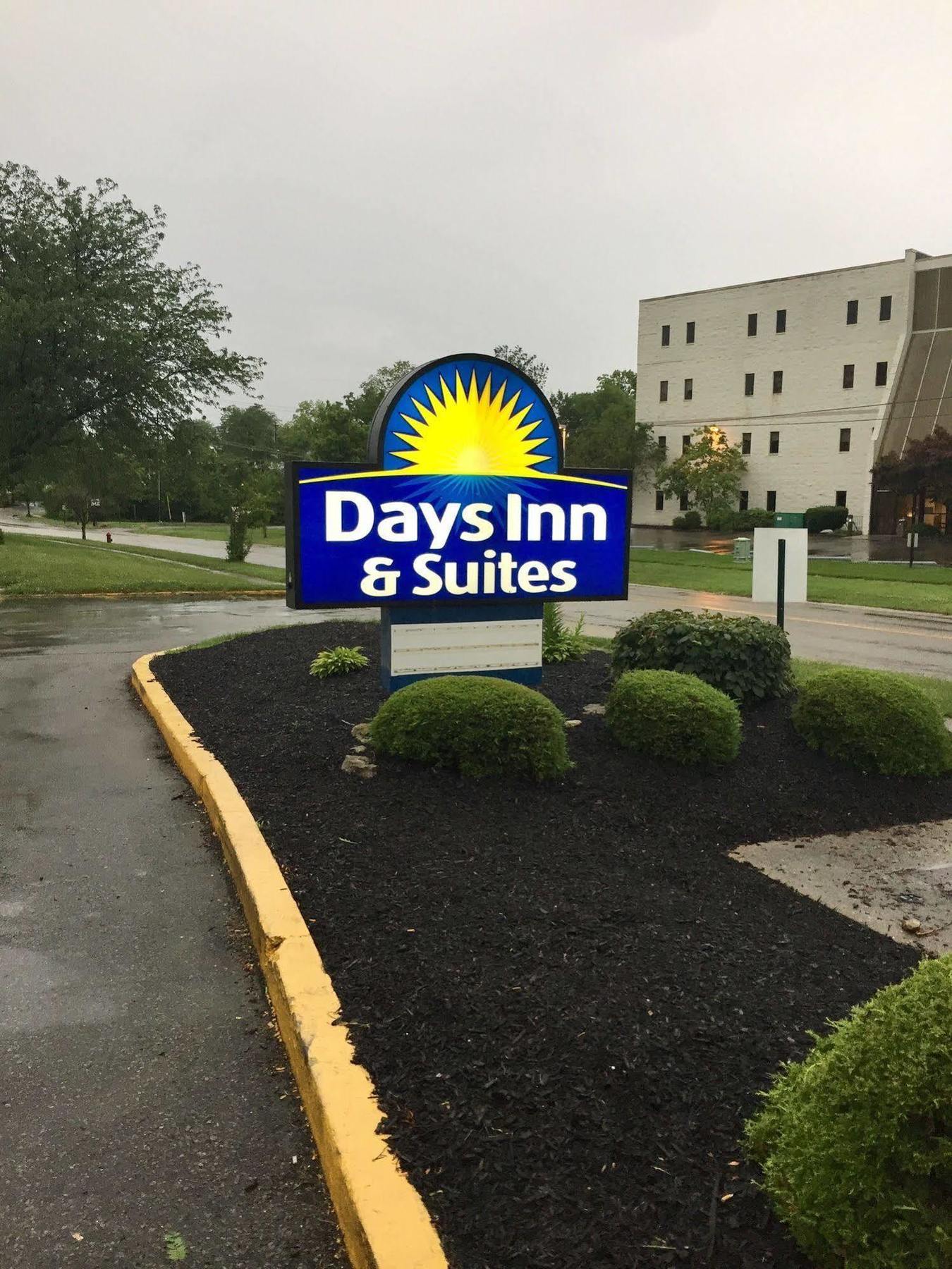 Days Inn & Suites By Wyndham Cincinnati North Springdale Exterior foto